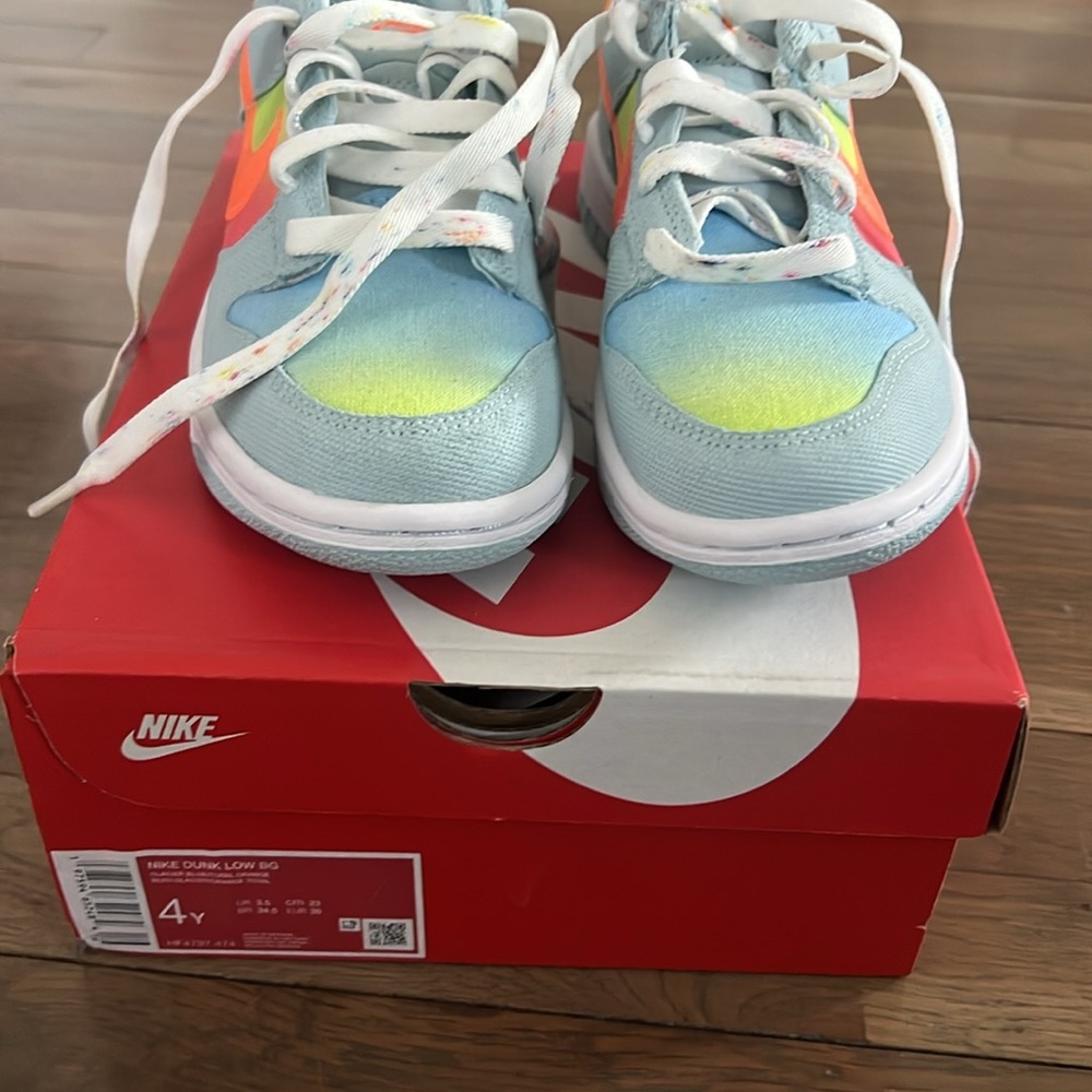 NIB 100% Authentic Nike Big Kids Dunk Low Glacier Blue Sneakers Size 4 - Picture 2 of 7